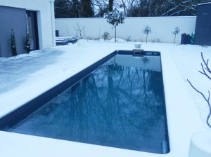 Piscine enneigée
